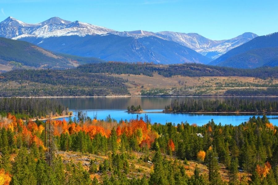 lake dillon in the fall